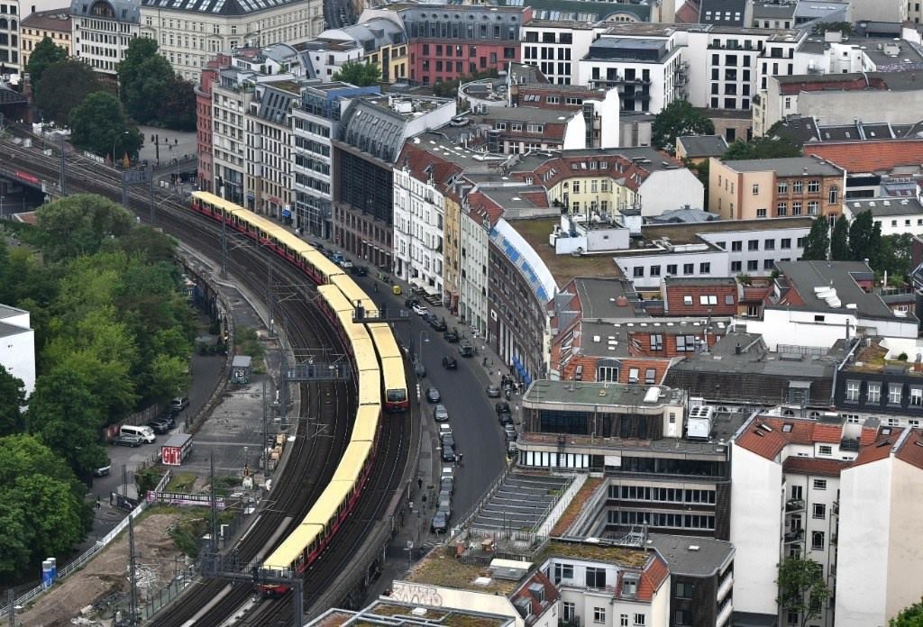 5月23日，列車在德國(guó)柏林市區(qū)行駛。新華社記者任鵬飛攝