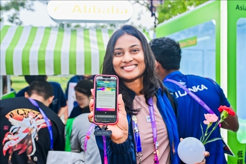 亞運村運動員正在展示個人的低碳賬戶。 受訪者供圖