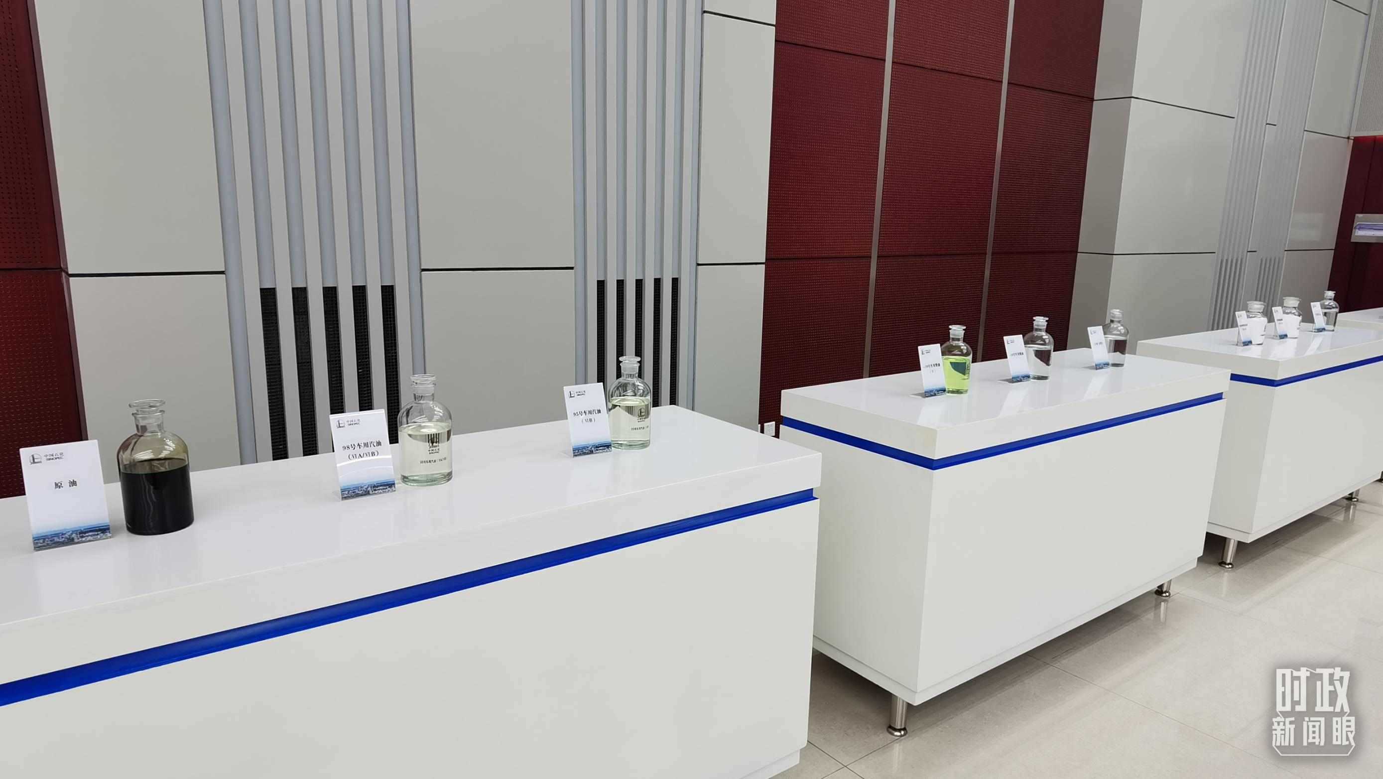 △中國石化九江分公司生產(chǎn)的產(chǎn)品展示。（總臺(tái)央視記者郭鴻拍攝）