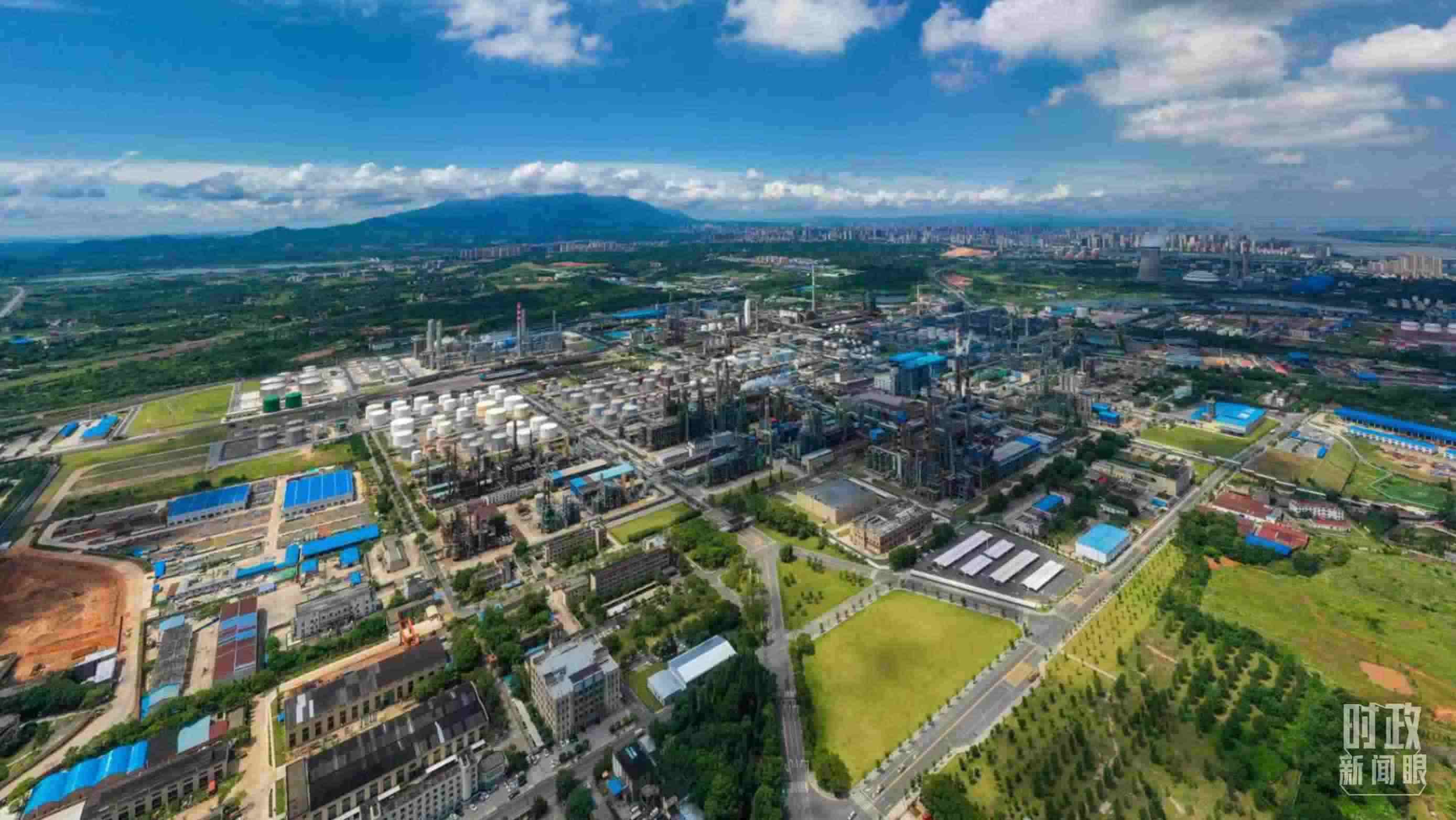 △中國石化九江分公司。（總臺(tái)記者劉陽拍攝）