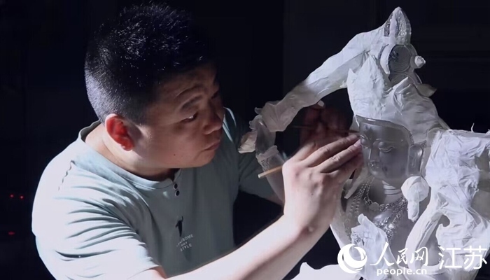 正在精雕細(xì)琢的東海水晶。 人民網(wǎng) 范堯攝