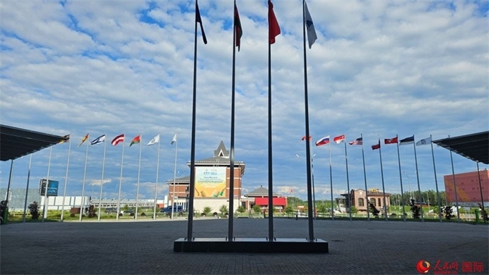 中白工業(yè)園內(nèi)，多國國旗飄揚(yáng)。園區(qū)已有來自16個國家和地區(qū)的企業(yè)入駐。人民網(wǎng)記者 朱虹攝