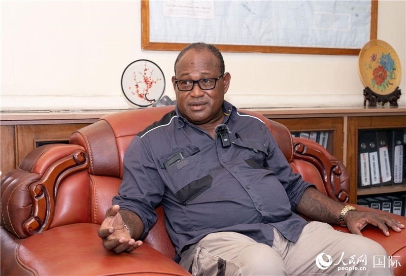 2023年9月13日，所羅門群島副總理兼基礎(chǔ)設(shè)施和發(fā)展部長梅納西·梅蘭加在首都霍尼亞拉接受人民網(wǎng)記者專訪。人民網(wǎng) 賀吉攝