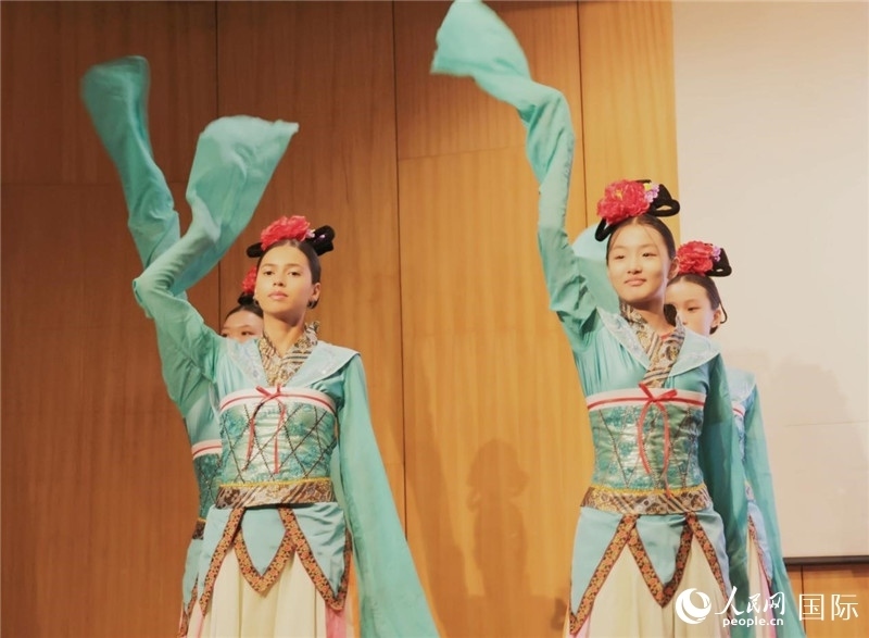 兩國(guó)文化志愿者共同表演中國(guó)傳統(tǒng)舞蹈。人民網(wǎng)記者 陳海琪攝