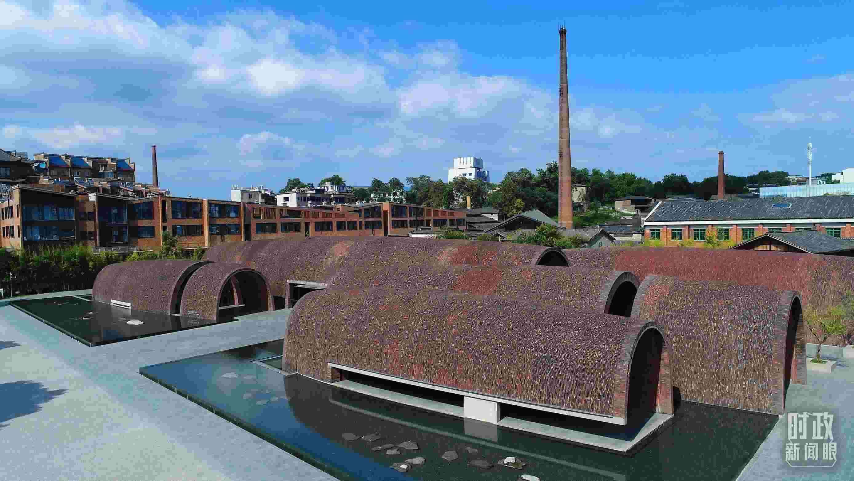 △街區(qū)內的博物館，借鑒了景德鎮(zhèn)清代獨創(chuàng)的蛋形柴窯構造特點。（總臺央視記者范凱拍攝）