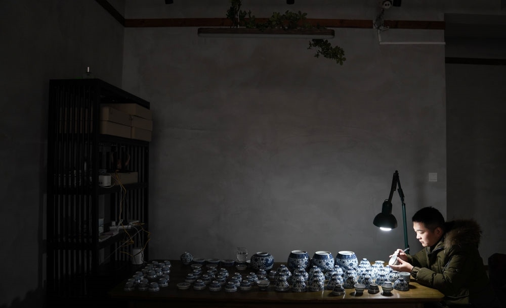 ↑ 2020年12月23日，手工陶瓷制作者在工作室檢測成品。