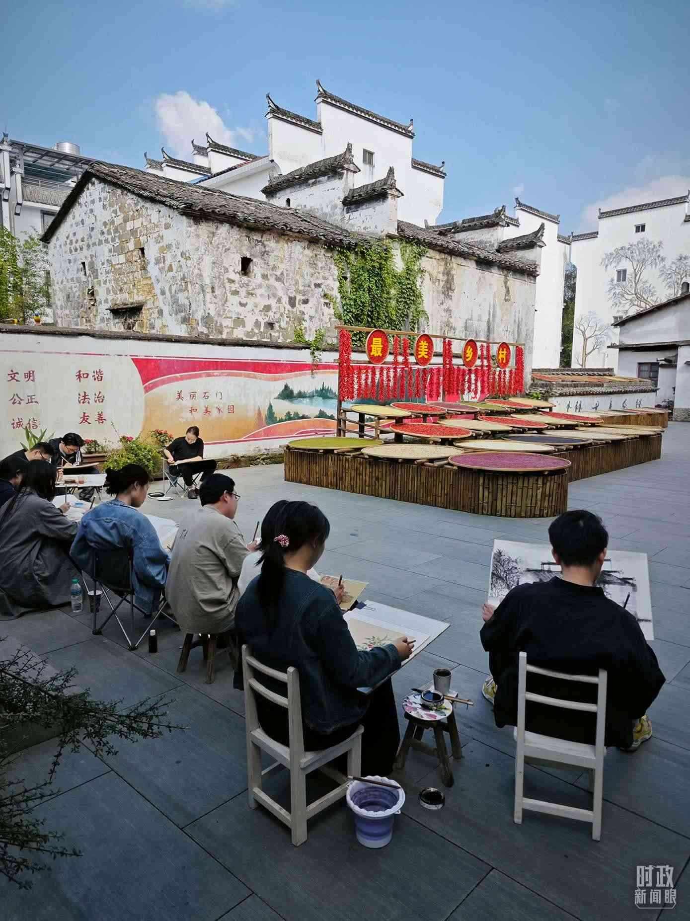 △來自中國美術學院的同學在石門村寫生。（總臺央視記者郁振一拍攝）