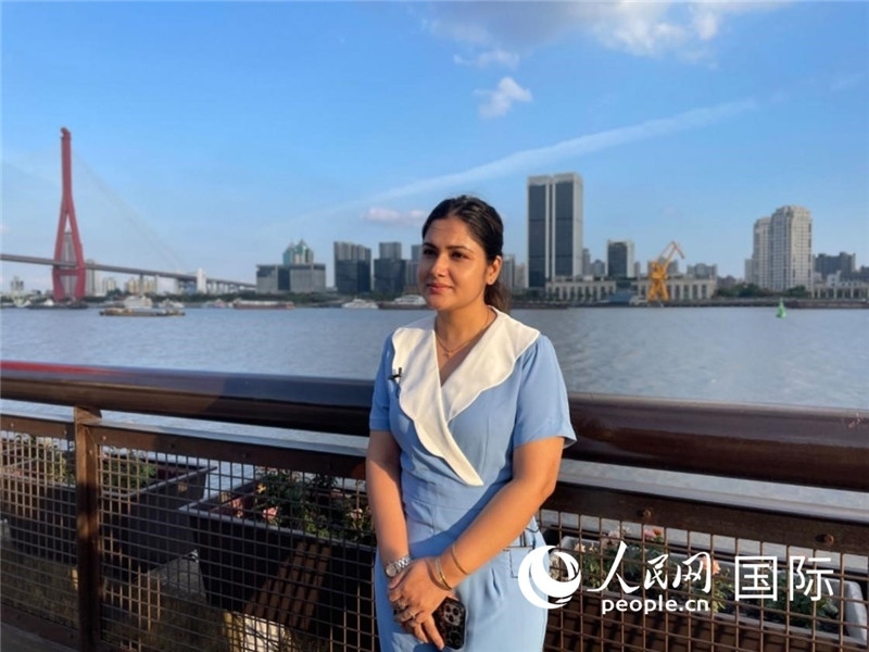 孟加拉國Channel24電視頻道主持人伊斯拉特·阿敏在上海市楊浦濱江接受采訪。 人民網(wǎng)記者 張榮攝