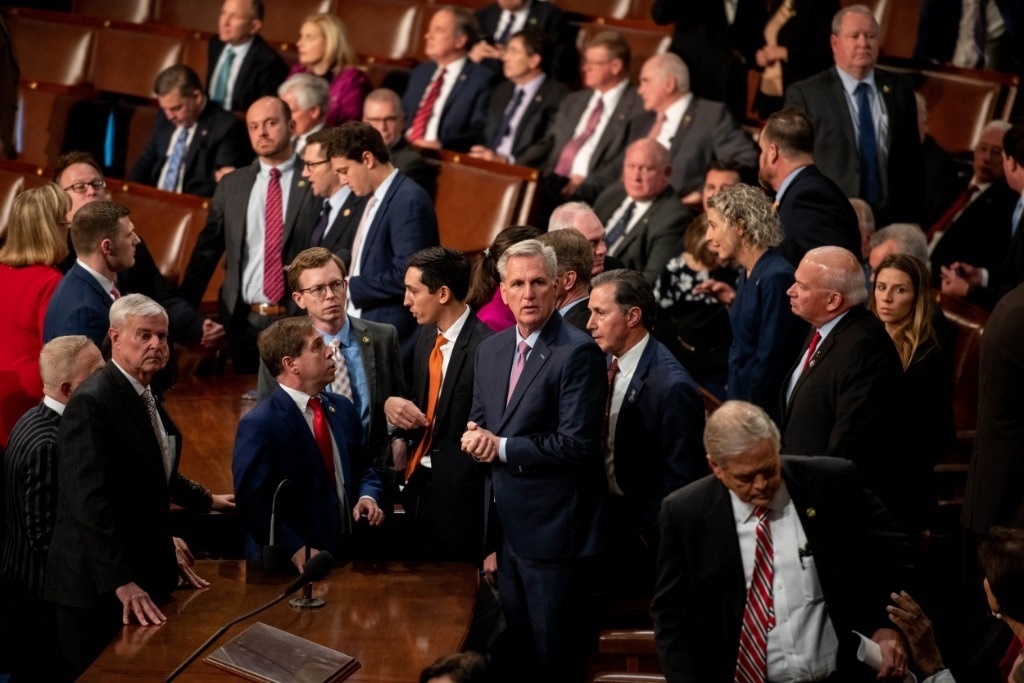 這是1月6日在美國華盛頓國會拍攝的凱文·麥卡錫（中）。新華社記者劉杰攝