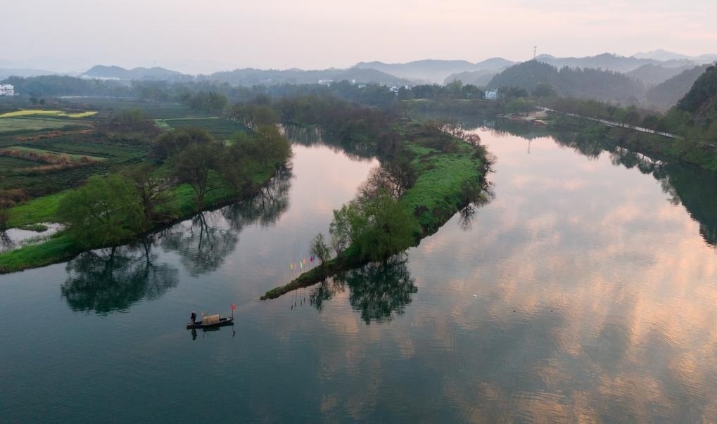 2021年3月15日拍攝的婺源月亮灣旅游公園，石門自然村坐落于此。新華社記者 胡晨歡 攝