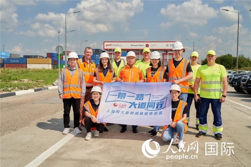 人民網(wǎng)記者在莫斯科別雷拉斯特物流中心采訪。