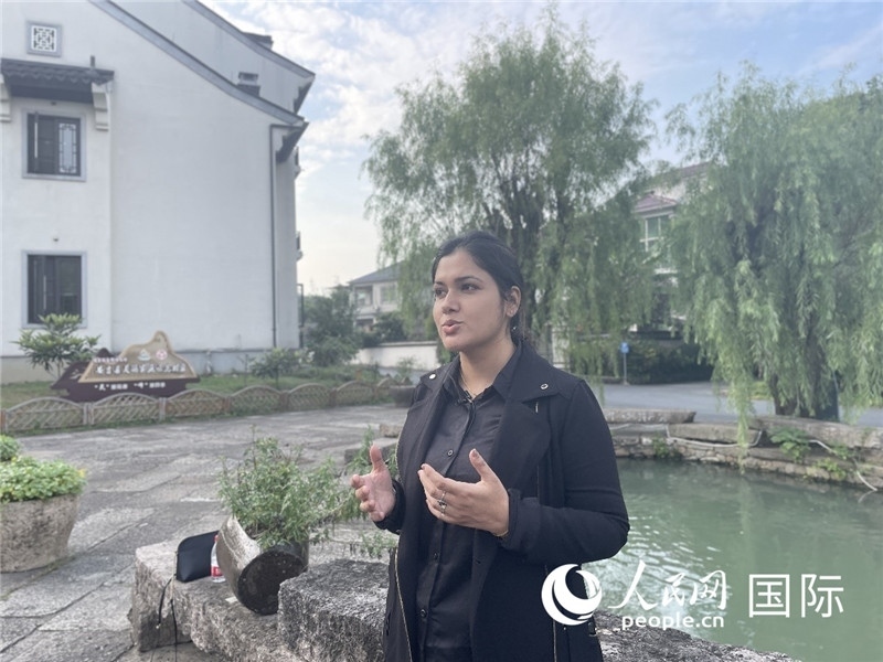 孟加拉國Channel 24電視頻道主持人伊斯拉特·阿敏在安吉接受記者采訪。人民網(wǎng)記者 張榮攝