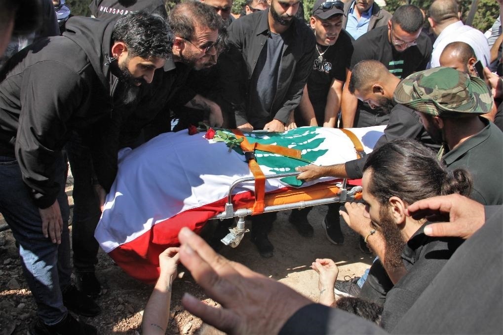 10月14日，黎巴嫩南部希亞姆鎮(zhèn)，黎巴嫩記者和民眾為在以色列轟炸中死亡的攝影記者伊薩姆·阿卜杜拉送葬。新華社發(fā)（塔希爾·阿布·哈姆丹攝）