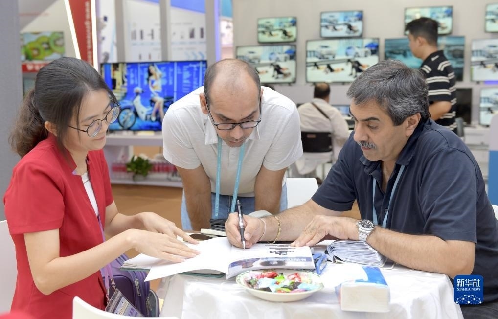 10月15日，客商在廣交會上洽談業(yè)務(wù)。新華社記者 盧漢欣 攝