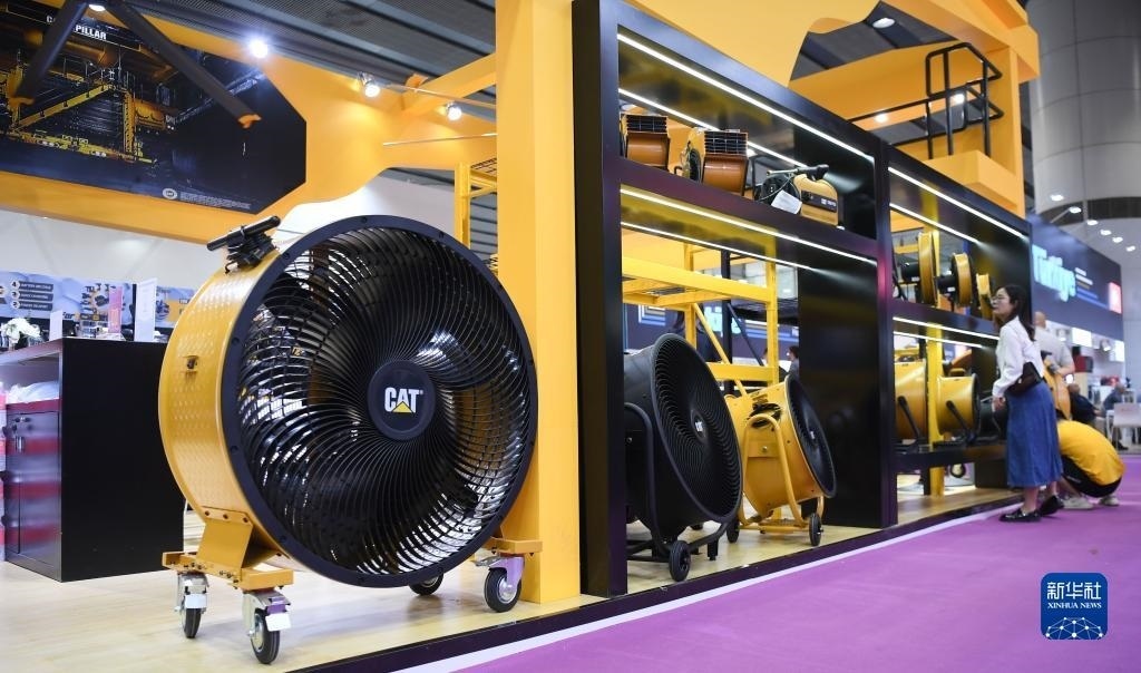 10月15日，參觀者在了解一家美國參展商的產(chǎn)品。新華社記者 鄧華 攝