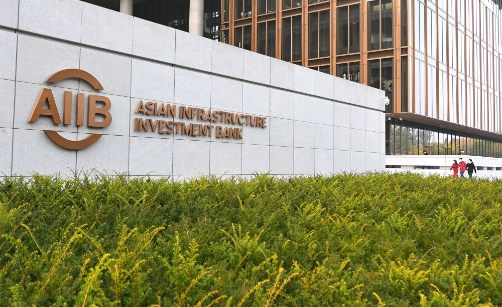 這是亞洲基礎(chǔ)設(shè)施投資銀行（亞投行）標志（2021年10月25日攝）。新華社記者 李賀 攝