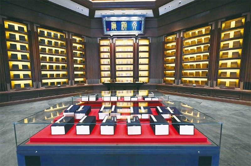 建設(shè)中國國家版本館，是以習(xí)近平同志為核心的黨中央作出的重大決策，是文明大國建設(shè)的基礎(chǔ)工程，是功在當(dāng)代、利在千秋的標(biāo)志性文化工程，充分體現(xiàn)了我們黨傳承發(fā)展中華文化的高度自覺、汲取歷史智慧更好走向未來的歷史主動(dòng)。圖為2023年5月拍攝的中國國家版本館中央總館文瀚廳。 新華社發(fā)