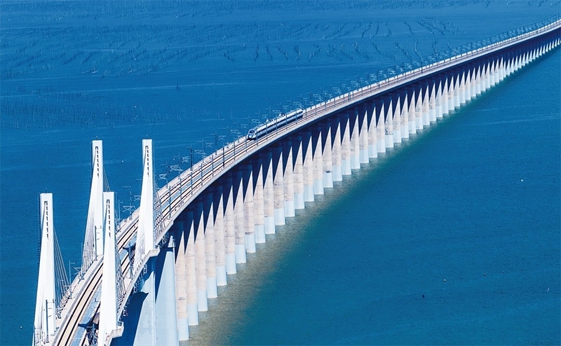 2023年9月28日，中國首條時(shí)速350公里跨海高鐵——福廈高鐵正式開通運(yùn)營。圖為一列運(yùn)行試驗(yàn)車組駛過福廈高鐵湄洲灣跨海大橋（9月19日攝，無人機(jī)照片）。 新華社記者 魏培全/攝