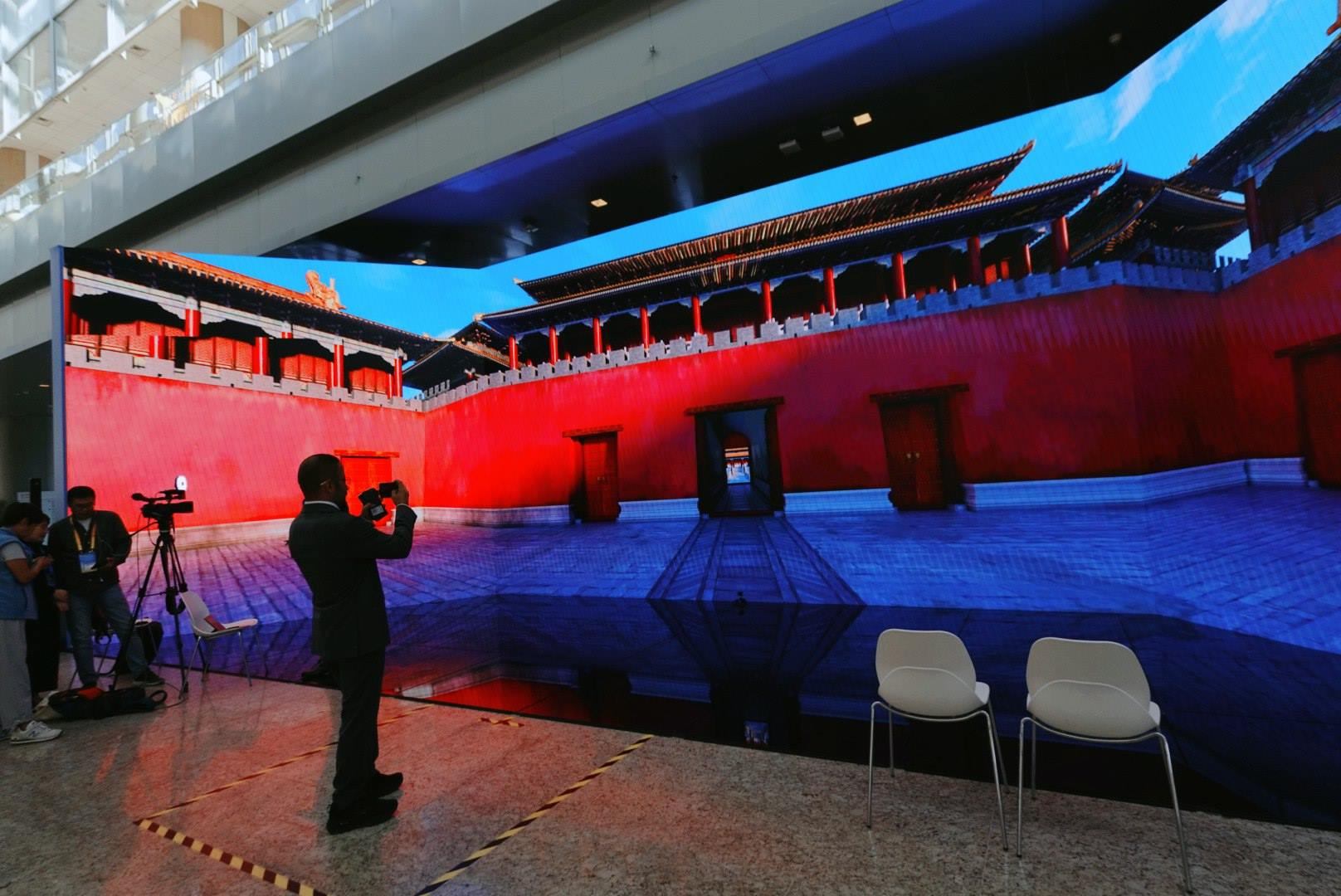 位于新聞中心的科技文化互動展示區(qū)。人民網(wǎng)記者 許維娜攝