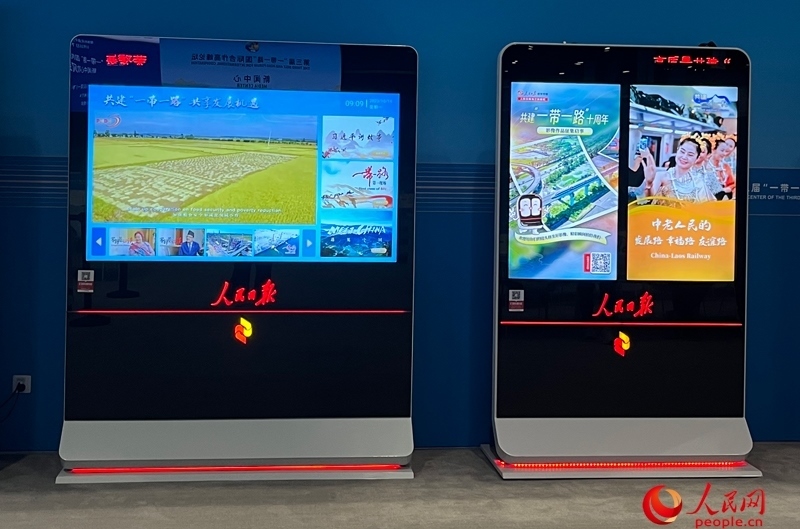 位于新聞中心的人民日報電子閱報欄。人民網(wǎng)記者 杜燕飛攝
