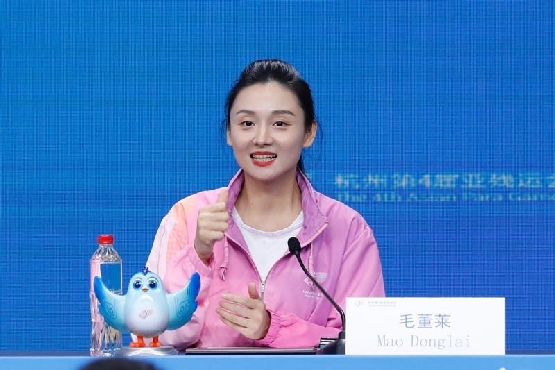 杭州市殘疾人綜合服務(wù)中心干事毛董萊介紹成為亞殘運(yùn)會(huì)火炬手的經(jīng)歷。杭州亞殘組委供圖