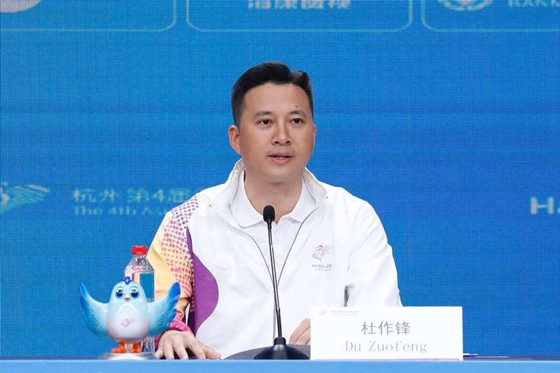 杭州亞殘運(yùn)會(huì)火炬?zhèn)鬟f指揮中心副指揮長杜作鋒介紹火炬?zhèn)鬟f工作安排。杭州亞殘組委供圖