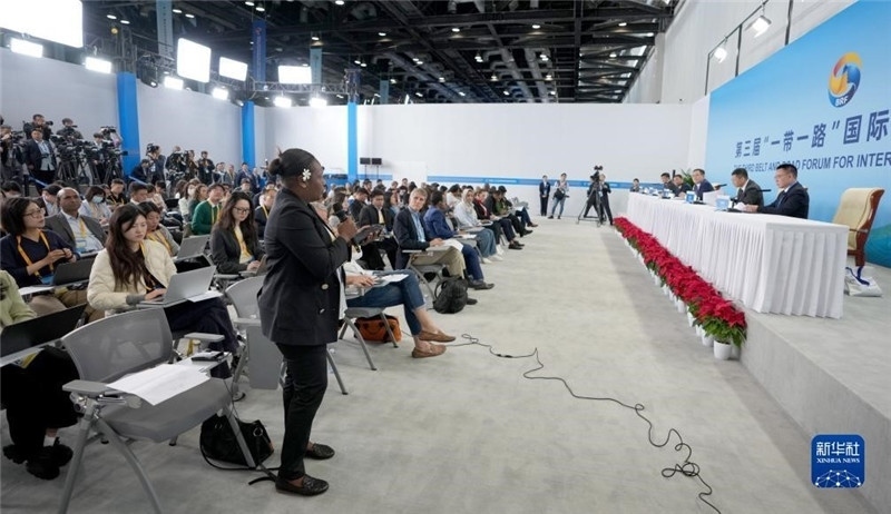 10月16日，第三屆“一帶一路”國(guó)際合作高峰論壇新聞中心在北京國(guó)家會(huì)議中心舉行首場(chǎng)吹風(fēng)會(huì)，邀請(qǐng)自然資源部國(guó)際合作司和相關(guān)單位負(fù)責(zé)人介紹有關(guān)情況，并回答記者提問。新華社記者 王毓國(guó)攝