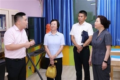 圖③：“小公民法律課堂”開(kāi)講前，全國(guó)人大代表殷其龍（右二）、重慶市人大代表李自玲（左二）聽(tīng)取楊家坪中學(xué)負(fù)責(zé)人關(guān)于未成年人思想教育工作情況的介紹。