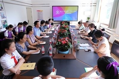 圖⑤：法治宣講結(jié)束后，重慶五中院組織召開(kāi)座談會(huì)，聽(tīng)取人大代表和朵力小學(xué)教師、家長(zhǎng)代表對(duì)法院未成年人保護(hù)工作的意見(jiàn)建議。