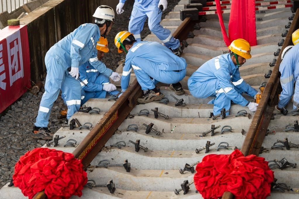 3月31日，在印度尼西亞雅加達(dá)雅萬(wàn)高鐵哈利姆車(chē)站，工人鋪設(shè)雅萬(wàn)高鐵全線(xiàn)最后一根鋼軌。