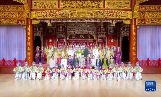  10月18日上午，國(guó)家主席習(xí)近平夫人彭麗媛邀請(qǐng)出席第三屆“一帶一路”國(guó)際合作高峰論壇的外方領(lǐng)導(dǎo)人夫人參觀中國(guó)工藝美術(shù)館（中國(guó)非物質(zhì)文化遺產(chǎn)館）。這是彭麗媛同外方領(lǐng)導(dǎo)人夫人與文藝演出演職人員合影。新華社記者 丁林 攝