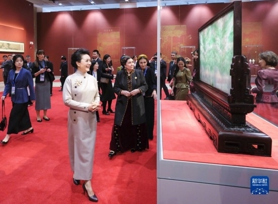  10月18日上午，國(guó)家主席習(xí)近平夫人彭麗媛邀請(qǐng)出席第三屆“一帶一路”國(guó)際合作高峰論壇的外方領(lǐng)導(dǎo)人夫人參觀中國(guó)工藝美術(shù)館（中國(guó)非物質(zhì)文化遺產(chǎn)館）。這是彭麗媛同外方領(lǐng)導(dǎo)人夫人參觀展品。新華社記者 丁林 攝