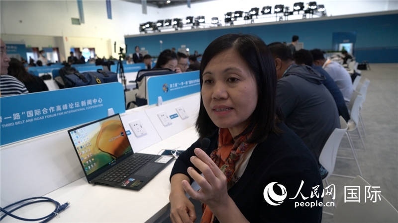 越南之聲廣播電臺記者胡鴻行（音譯，H? H?ng H?nh）與記者交談。人民網(wǎng) 楊春燕攝