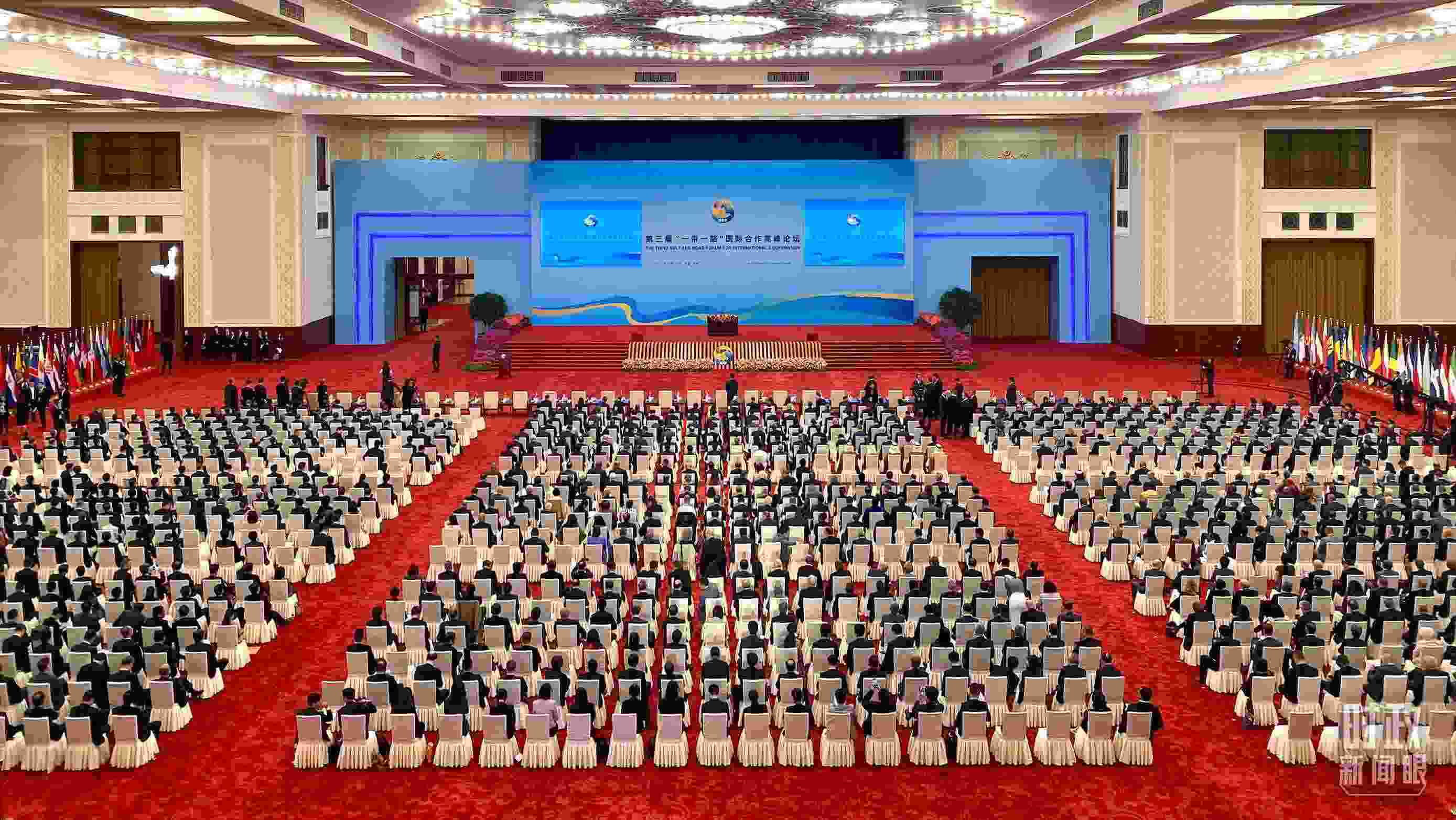 △人民大會堂宴會廳。這是開幕式之前的現(xiàn)場。（總臺央視記者李增仁拍攝）