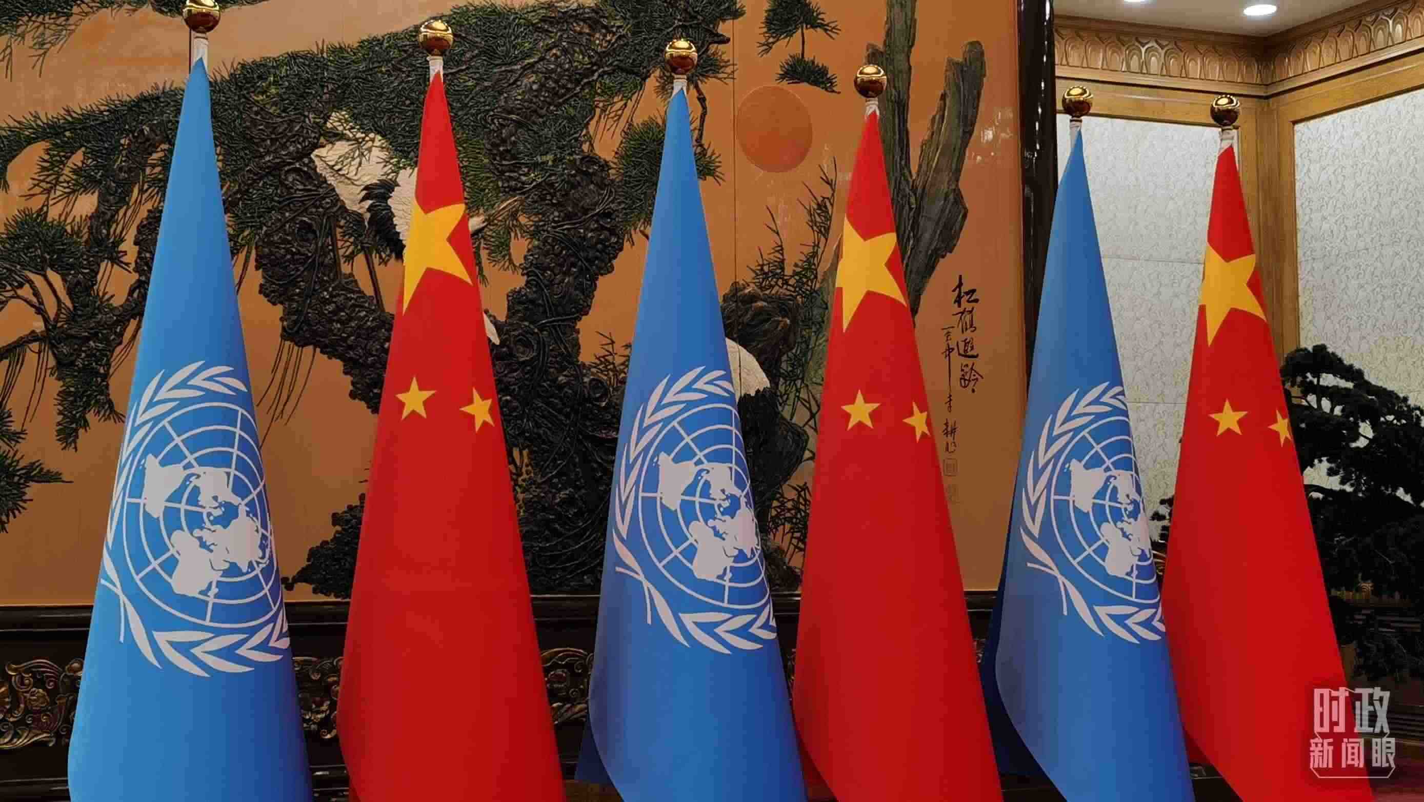 △會見現(xiàn)場的中國國旗和聯(lián)合國旗。（總臺央視記者郭鴻拍攝）
