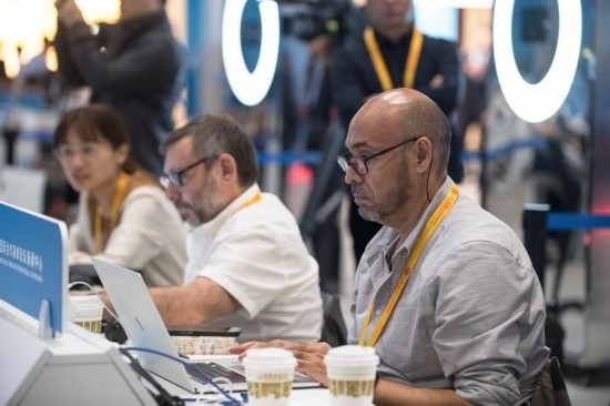 10月17日，記者在“一帶一路”國際合作高峰論壇新聞中心工作。新華社記者 張豪夫 攝