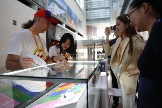 10月16日，參會記者在“一帶一路”國際合作高峰論壇新聞中心參觀展示的中國非物質(zhì)文化遺產(chǎn)展品。新華社記者 陳斌 攝