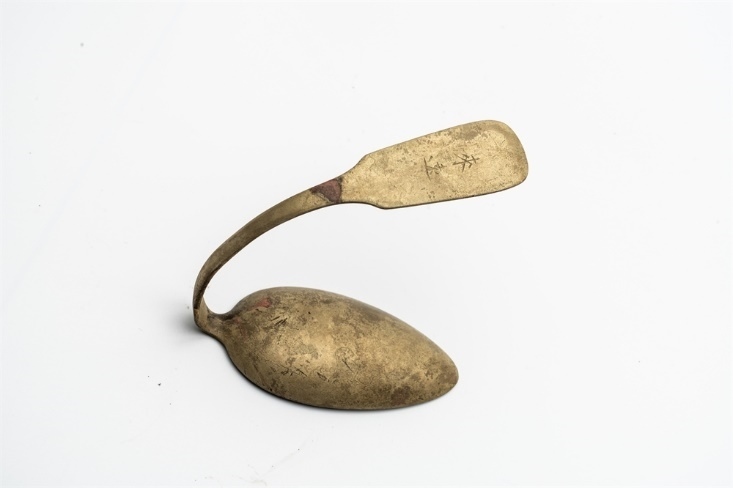 鏨刻“來(lái)遠(yuǎn)”的湯勺。國(guó)家文物局供圖