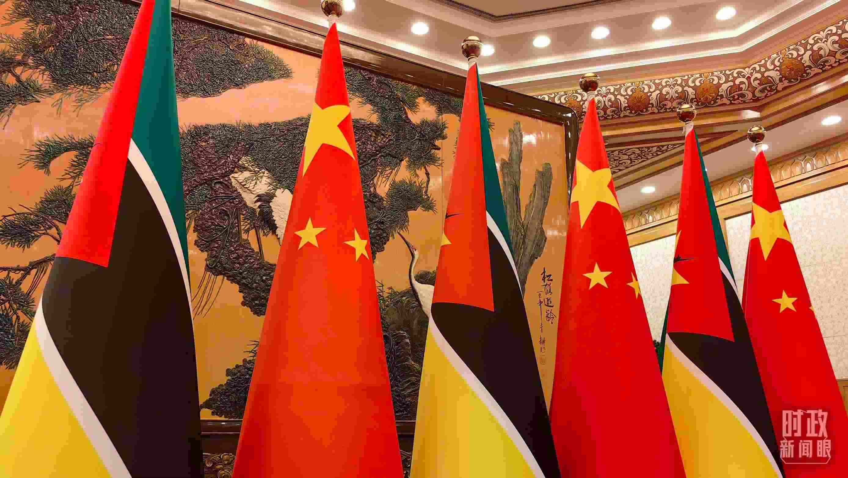 △會(huì)見現(xiàn)場(chǎng)，中國(guó)、莫桑比克兩國(guó)國(guó)旗。（總臺(tái)央廣記者潘毅拍攝）