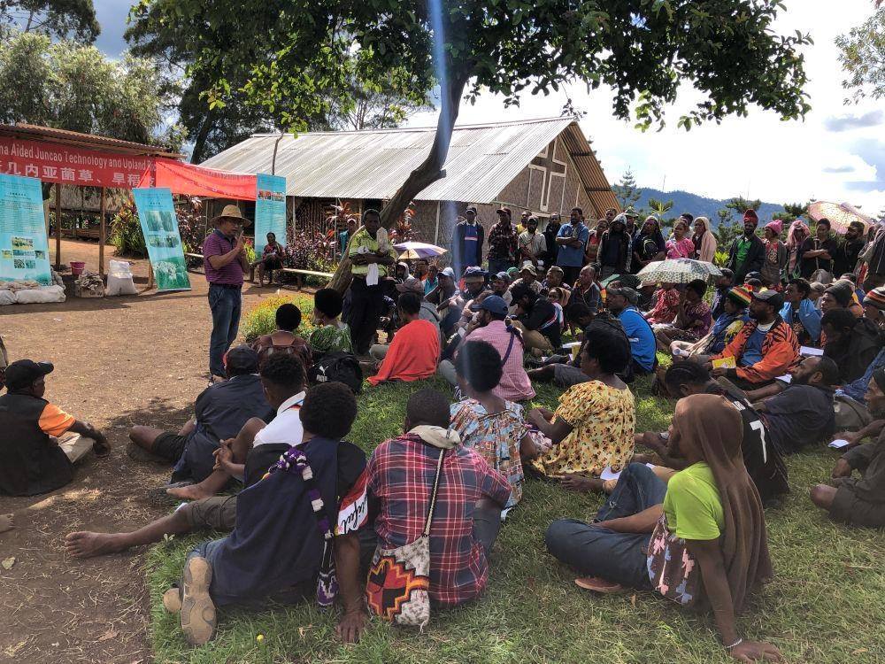 △2020年12月15日，中國專家在巴布亞新幾內(nèi)亞東高地省中國援助巴新菌草和旱稻技術(shù)項(xiàng)目第9期培訓(xùn)班上授課。