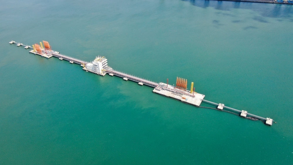 這是肯尼亞蒙巴薩油碼頭（2023年9月20日攝，無(wú)人機(jī)照片）。新華社發(fā)（中國(guó)交通建設(shè)股份有限公司肯尼亞蒙巴薩新建油碼頭項(xiàng)目部供圖）