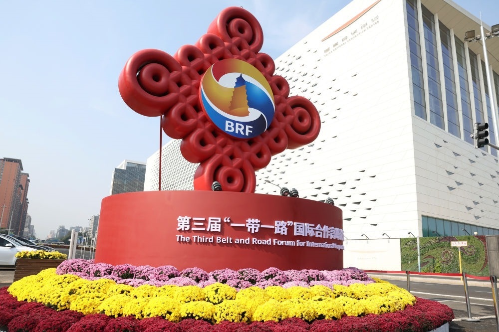 這是在北京國(guó)家會(huì)議中心附近拍攝的“一帶一路”國(guó)際合作高峰論壇景觀布置（2023年10月17日攝）。新華社記者 陳斌 攝