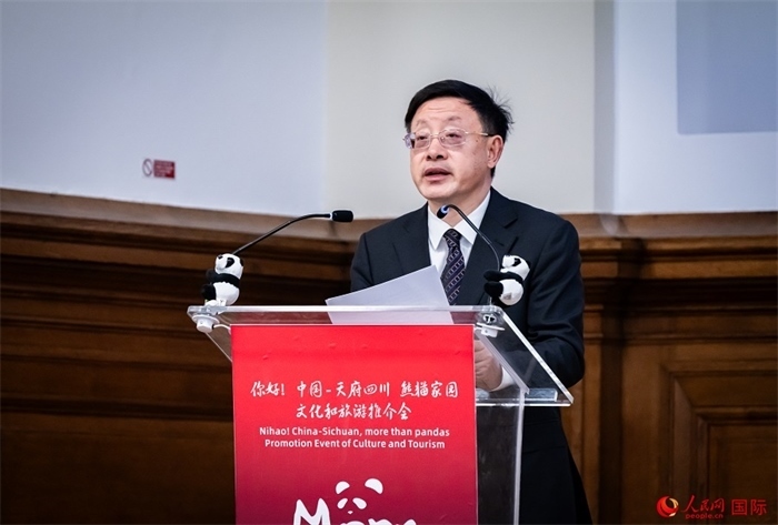 四川省文化和旅游廳廳長(zhǎng)戴允康作文化旅游推介。人民網(wǎng) 郭錦標(biāo)攝