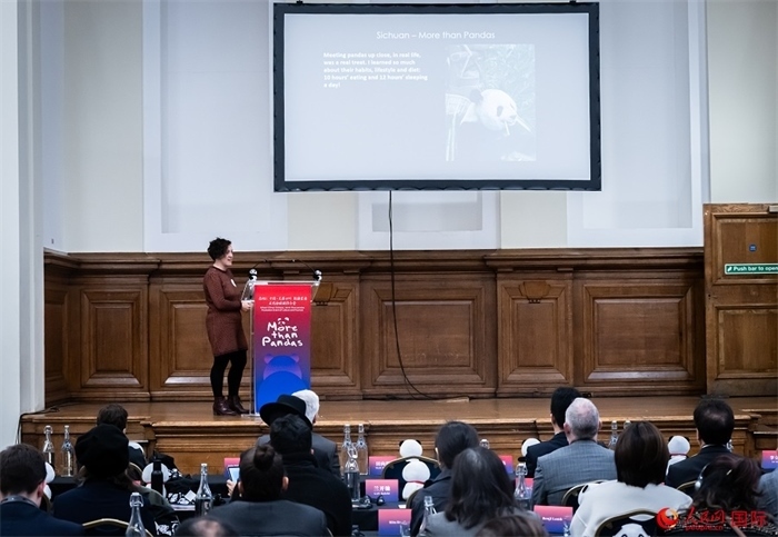 英國(guó)旅游達(dá)人瑪麗亞·拉莫爾作來川游歷主題分享。人民網(wǎng) 郭錦標(biāo)攝