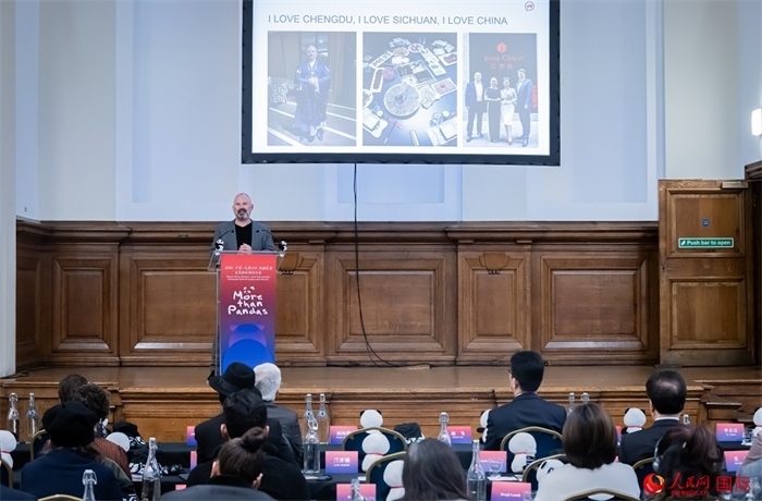 英國(guó)群英創(chuàng)意全球首席執(zhí)行官杰米·撒杰特在現(xiàn)場(chǎng)發(fā)言，分享如何進(jìn)一步提升四川旅游的國(guó)際影響力、吸引更多的英國(guó)游客。人民網(wǎng) 郭錦標(biāo)攝