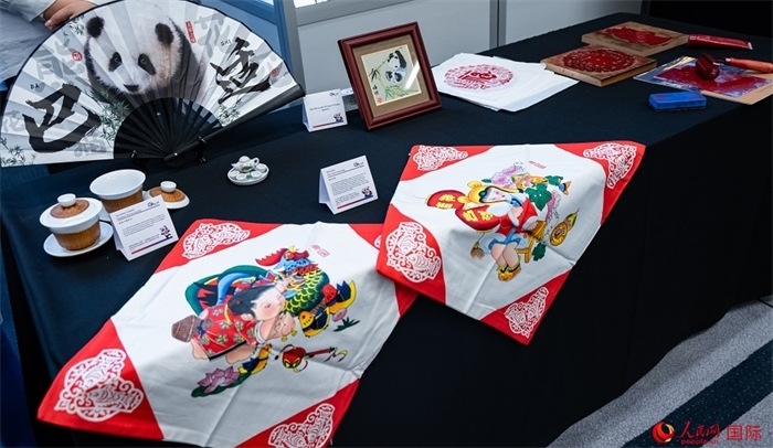 活動(dòng)現(xiàn)場(chǎng)的現(xiàn)場(chǎng)文創(chuàng)展、互動(dòng)體驗(yàn)區(qū)、非遺區(qū)展示。人民網(wǎng) 郭錦標(biāo)攝