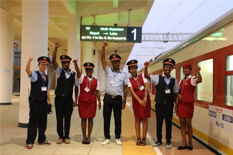 中埃員工組成的亞吉鐵路運(yùn)營團(tuán)隊。 中國土木工程集團(tuán)有限公司供圖