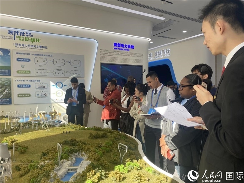 2023“一帶一路”媒體合作論壇聯(lián)合采訪團(tuán)參訪中國能建。人民網(wǎng)記者 于洋攝