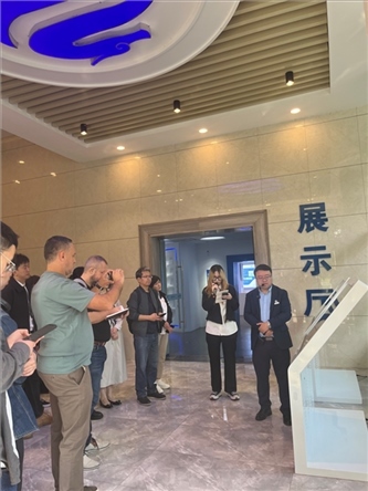 （在文瀾智谷中試產(chǎn)業(yè)基地，中外記者深入了解科技轉(zhuǎn)化情況 趙橙涔攝）
