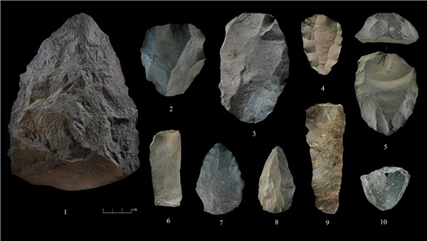 石制品 1.手斧 2、4、5.勒瓦婁哇石核（循環(huán)剝片法、優(yōu)先剝片法）3.勒瓦婁哇石葉石核 6.勒瓦婁哇石葉 7、8.勒瓦婁哇尖狀器 9.石葉 10.錐形石葉石核。中肯聯合考古隊供圖